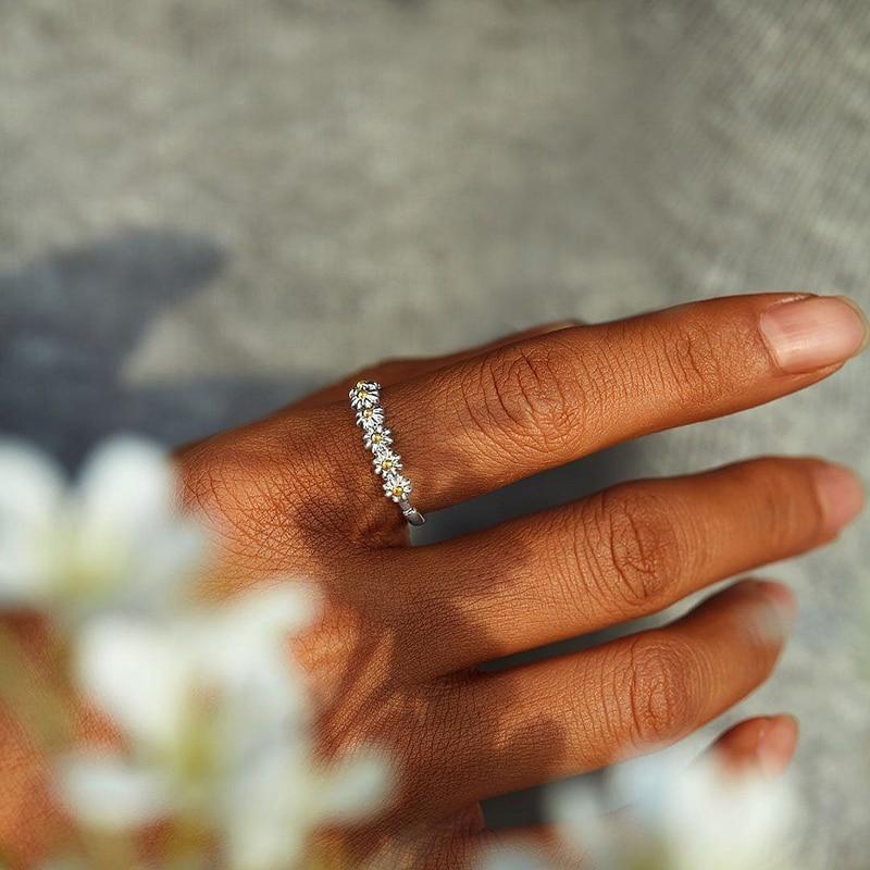 Adjustable Silver Ring with Marguerite