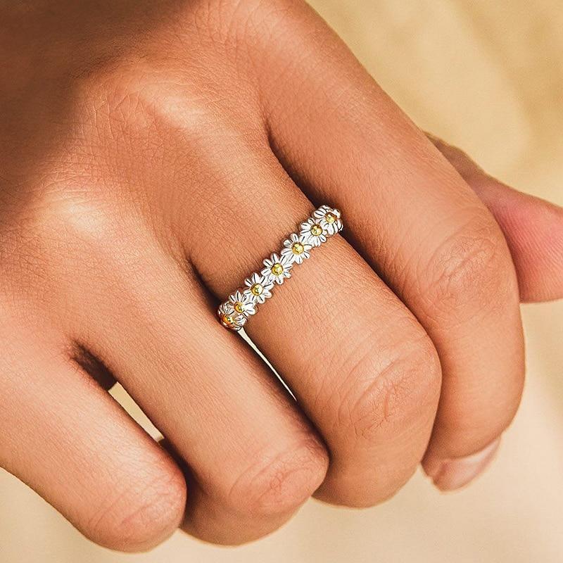Adjustable Silver Ring with Marguerite