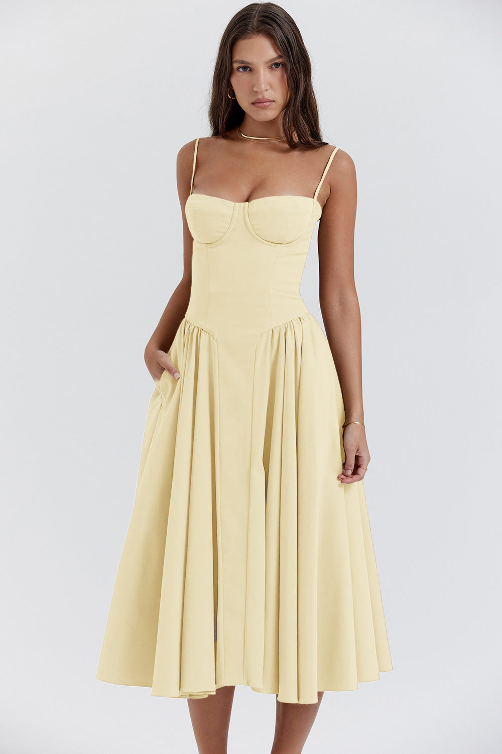 Robe mi-longue sans manches coupe corset